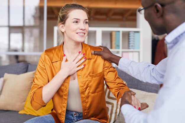 Donna felice dopo la sessione di psicologia