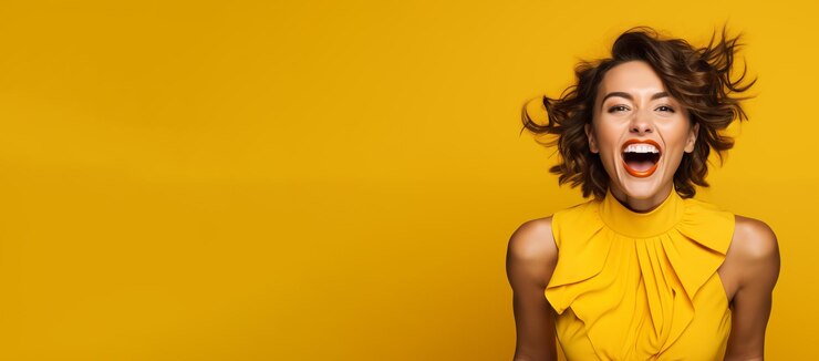 Foto donna felice e eccitata su sfondo giallo