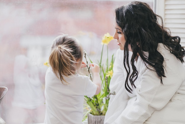 Donna felice e la sua piccola figlia nel soggiorno