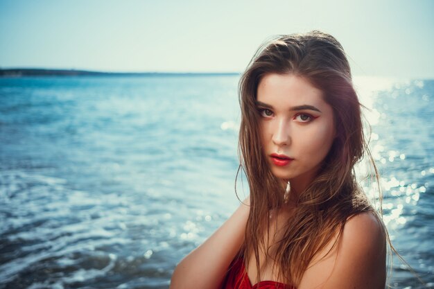 donna felice gioiosa e ridendo sulla spiaggia estiva