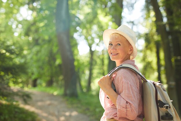 Donna felice godendo la passeggiata