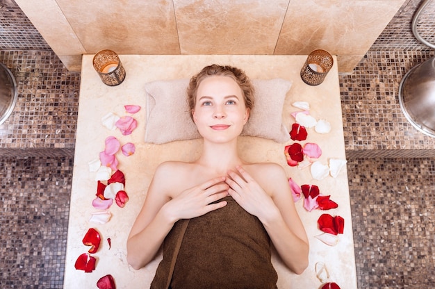 Donna felice in hammam o bagno turco in relax.