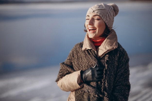 Donna felice in inverno