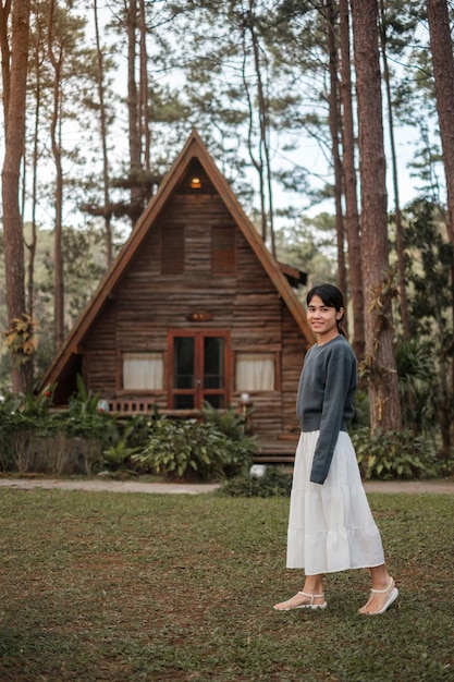 Donna felice in maglione che viaggia nella foresta di pini visita turistica a Doi Bo Luang Chiang Mai Thailandia Punto di riferimento e popolare per le attrazioni turistiche Concetto di vacanza e viaggio