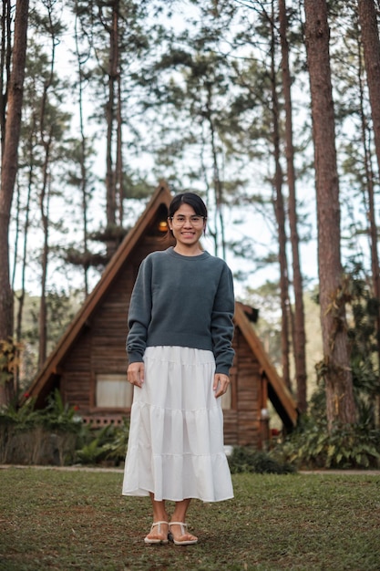 Donna felice in maglione che viaggia nella foresta di pini visita turistica a Doi Bo Luang Chiang Mai Thailandia Punto di riferimento e popolare per le attrazioni turistiche Concetto di vacanza e viaggio