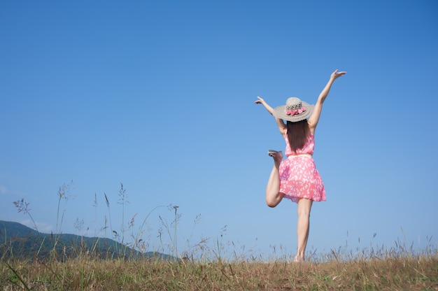 Donna Felice In piedi con il cielo blu