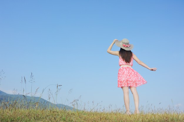 Donna Felice In piedi con il cielo blu