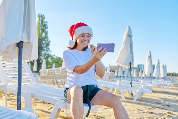 donna felice in santa cappello sulla spiaggia