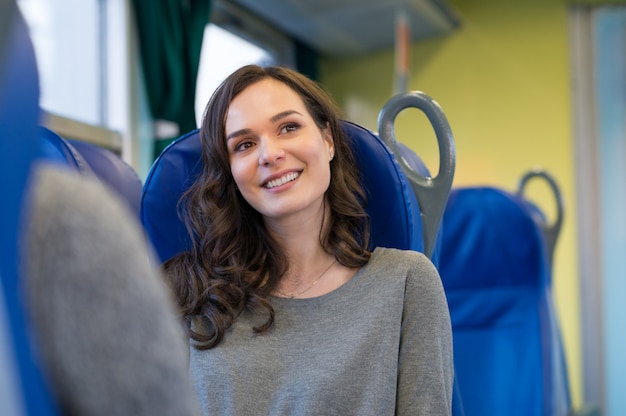 Donna felice in treno