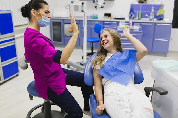 Donna felice in una clinica dentale