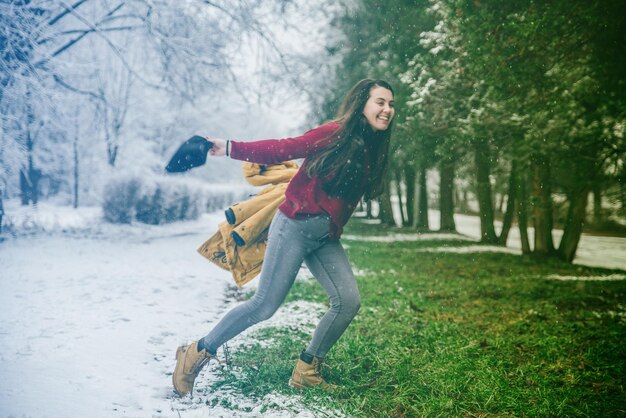 donna felice la primavera è venuto spogliarsi