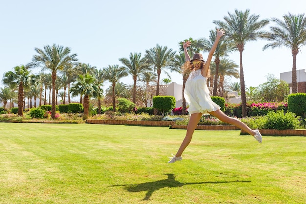 Donna felice libera che gode della natura Concetto di libertà Ragazza di bellezza sopra il cielo e il sole in vacanza Godimento