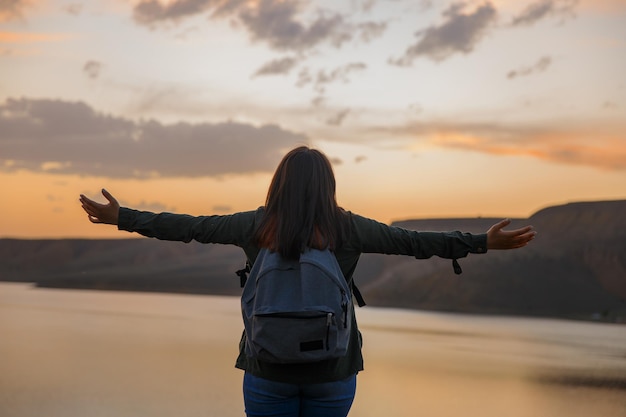 Donna felice nel lago al tramonto