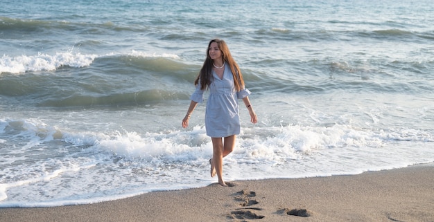 Donna felice nelle onde del mare. Foto di alta qualità