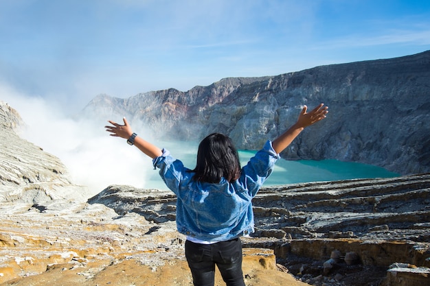 donna felice stare in cima Kawah ijen