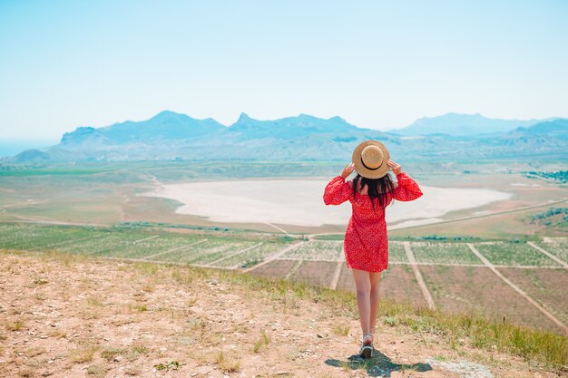 Donna felice sulla montagna con vista sul lago bianco. Concetto di vacanza europea.