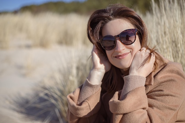 Donna felice sulla spiaggia