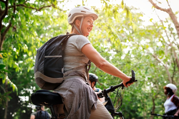 Donna felice sulla sua bicicletta