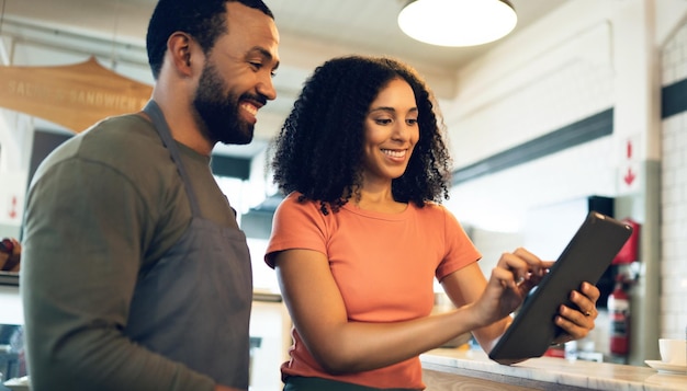 donna felice tablet e team al caffè nella gestione di piccole imprese leadership o collaborazione al caffè sorriso di persona femminile nel lavoro di squadra con la tecnologia per la gestione di ristoranti o negozi al dettaglio