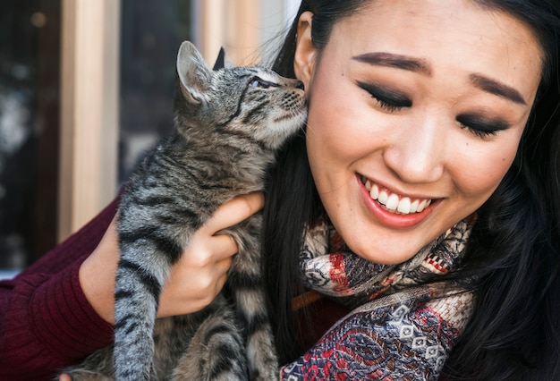 Donna felice trascorrere del tempo con il suo gatto