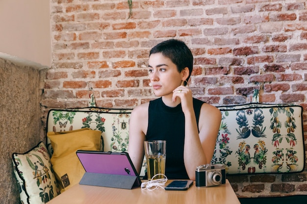 Donna femminista utilizzando la tecnologia in un ristorante