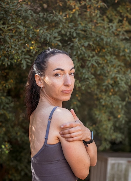 Donna fitness che fa esercizi di yoga che si allungano nel parco estivo Concetto di sport sano