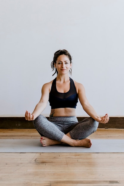 Donna fitness in una posa Padmasana