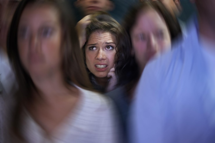 Foto donna folla e ansia sociale in stress con paura preoccupato e nel panico con nervosismo overthinking e fobia intrappolato persona femminile e spaventato come introverso in conferenza con le persone e insicuro