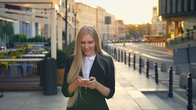 Donna formale di affari che cammina sulla strada