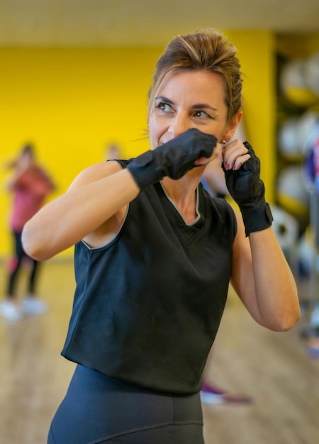 Donna Formazione Boxe In Un Centro Fitness