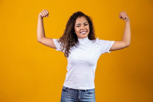 Donna forte che mostra i muscoli del braccio. concetto forte