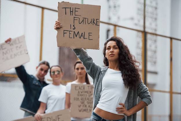 Donna forte. Un gruppo di ragazze femministe protesta per i loro diritti all'aperto