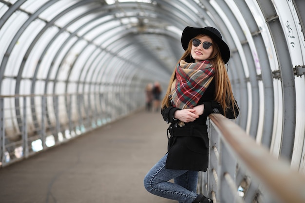 Donna francese in passeggiata nel centro della città