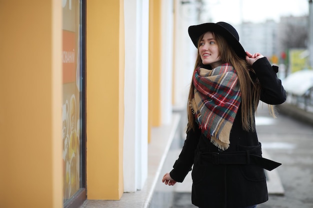 Donna francese per una passeggiata all'inizio della primavera all'aperto