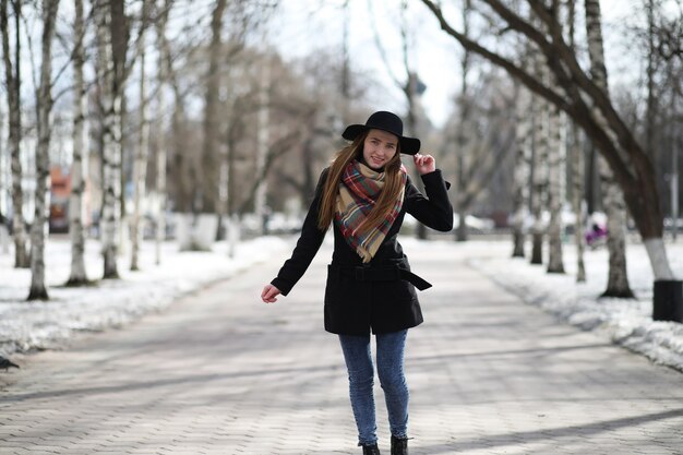 Donna francese per una passeggiata all'inizio della primavera all'aperto