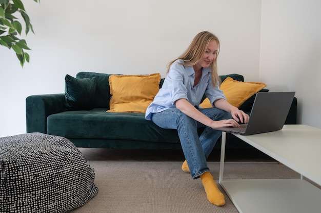 donna freelance che lavora al portatile a casa