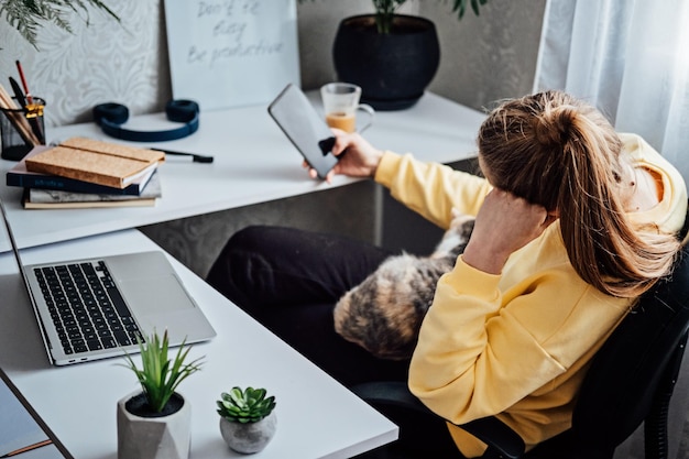 Donna freelance o procrastinata sul posto di lavoro a casa donna d'affari indipendente con cat