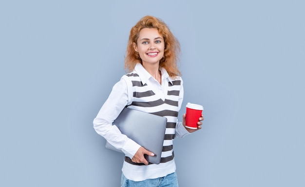 Donna freelance positiva con caffè isolato su sfondo grigio donna freelance