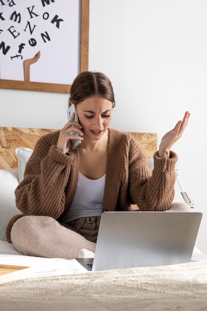 Donna frustrata del colpo pieno a letto