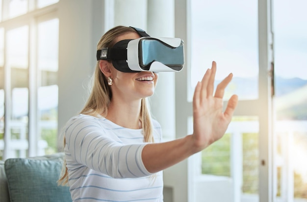Donna futuristica con visore VR e intelligenza artificiale con le mani Giovane donna con app per occhiali per realtà virtuale che gioca a un gioco di simulazione 3D interattivo a 360° e sperimenta la tecnologia del metaverso