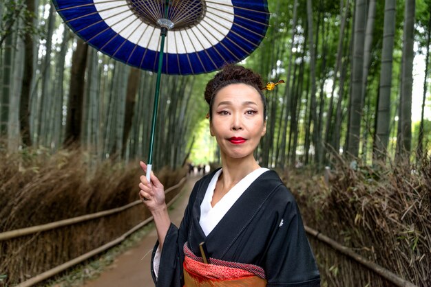 Donna giapponese con kimono nella foresta di bambù di Arashiyama