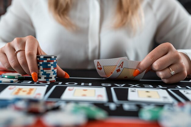 donna giocare al casinò e mostrare due assi per vincere concetto di gioco d'azzardo poker fortuna e fortuna