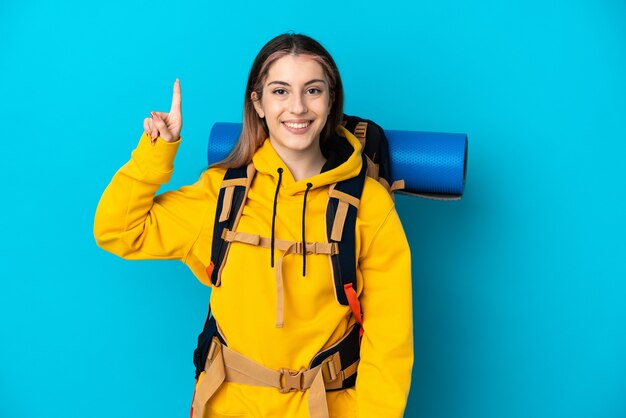 Donna giovane alpinista con un grande zaino isolato