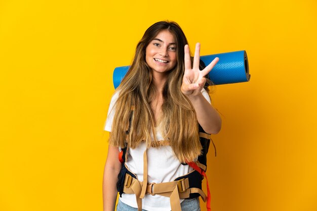 Donna giovane alpinista con un grande zaino isolato