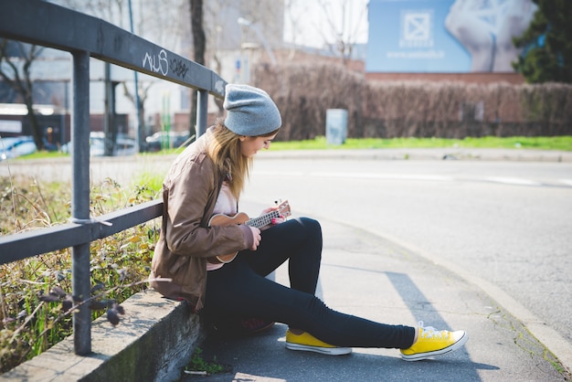 donna giovane bella bionda hipster