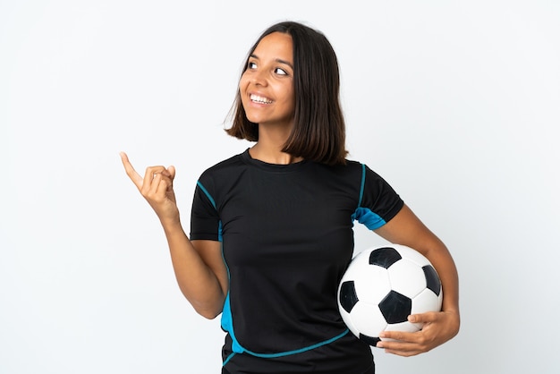 Donna giovane calciatore isolata su bianco che intende realizzare la soluzione alzando un dito