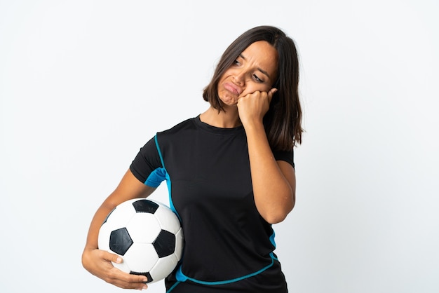Donna giovane calciatore isolata su bianco con espressione stanca e annoiata