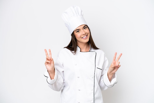 Donna giovane chef brasiliana isolata su sfondo bianco che mostra il segno di vittoria con entrambe le mani
