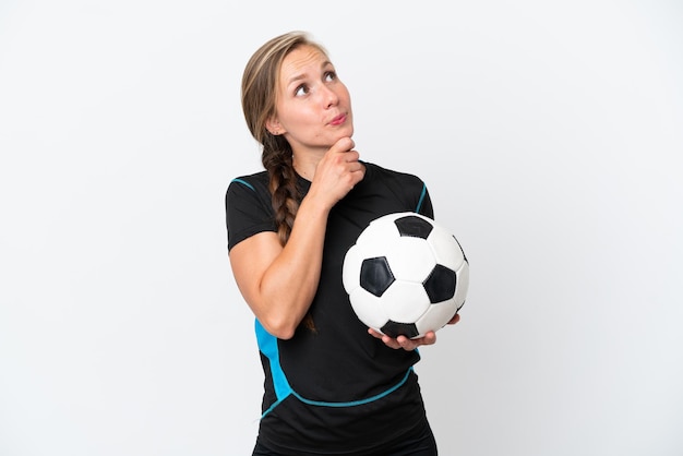 Donna giovane giocatore di football isolato su sfondo bianco e guardando in alto