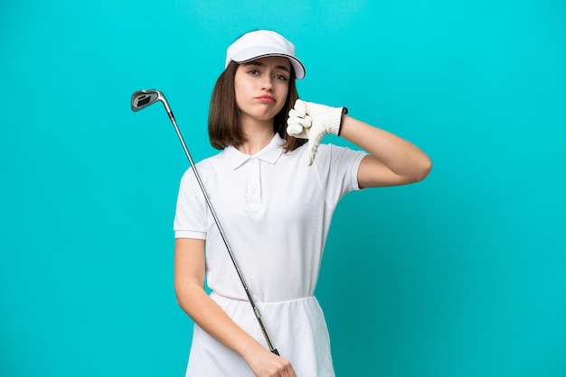 Donna giovane giocatore di golf ucraino isolata su sfondo blu che mostra il pollice verso il basso con espressione negativa